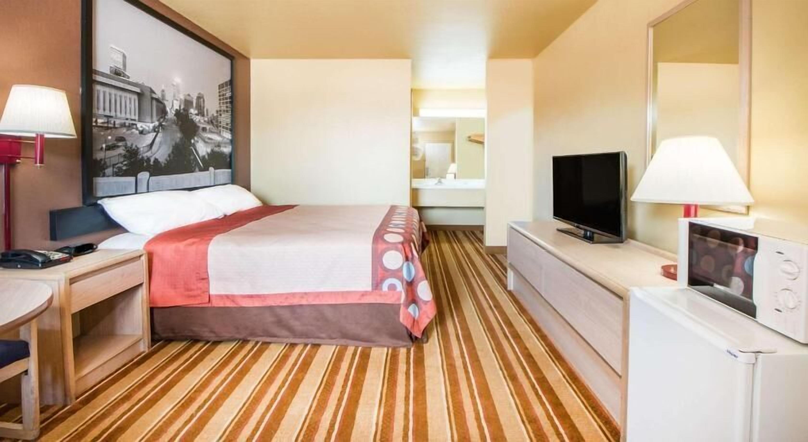 Een bureau, een laptopwerkplek, verduisterende gordijnen