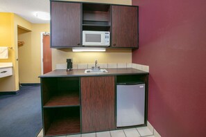 Efficiency, Room, 1 King Bed | Private kitchen