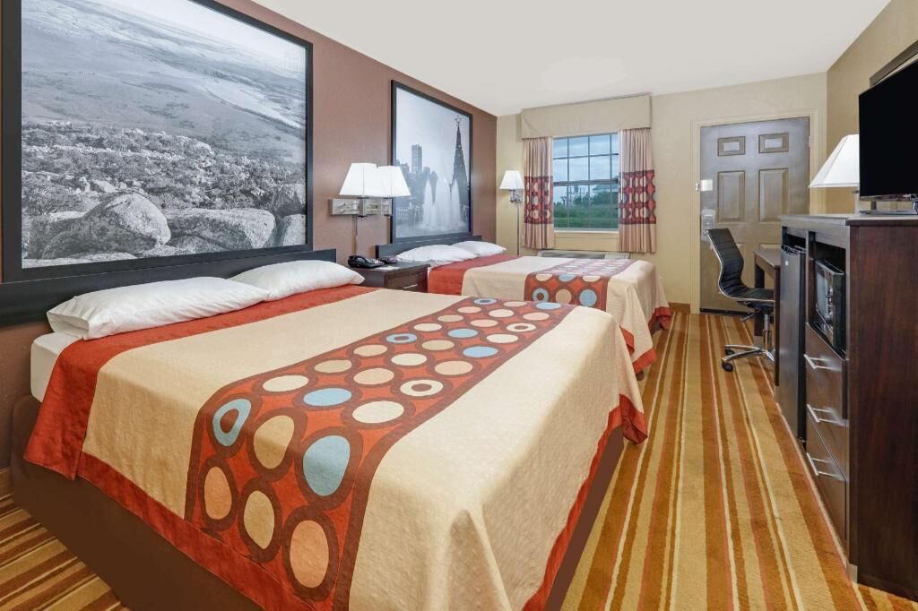 Een bureau, een laptopwerkplek, verduisterende gordijnen