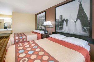 Escritorio, espacio para trabajar con laptop y cortinas blackout 