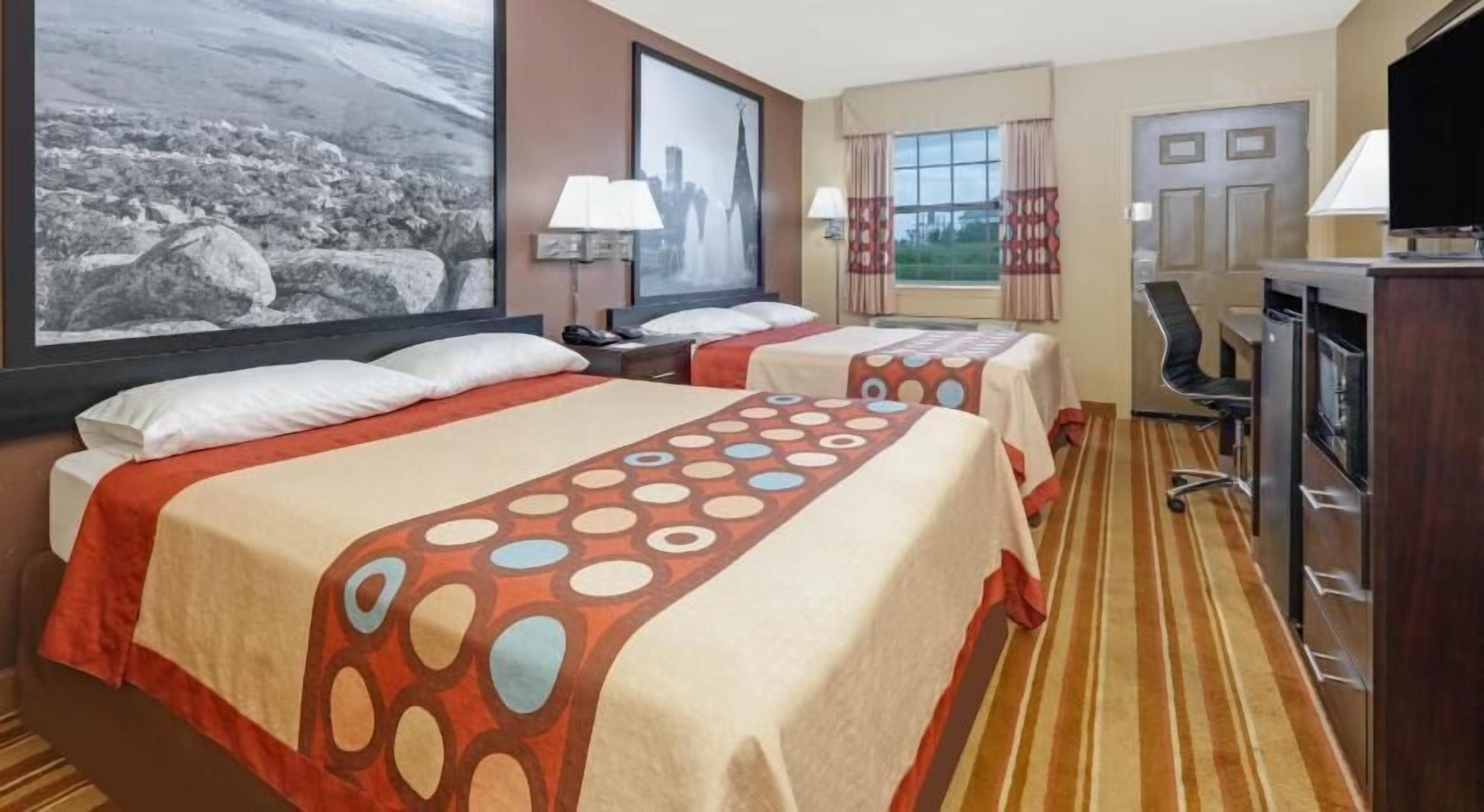 Een bureau, een laptopwerkplek, verduisterende gordijnen