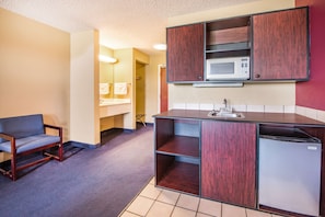 Efficiency, Room, 1 King Bed | Private kitchen