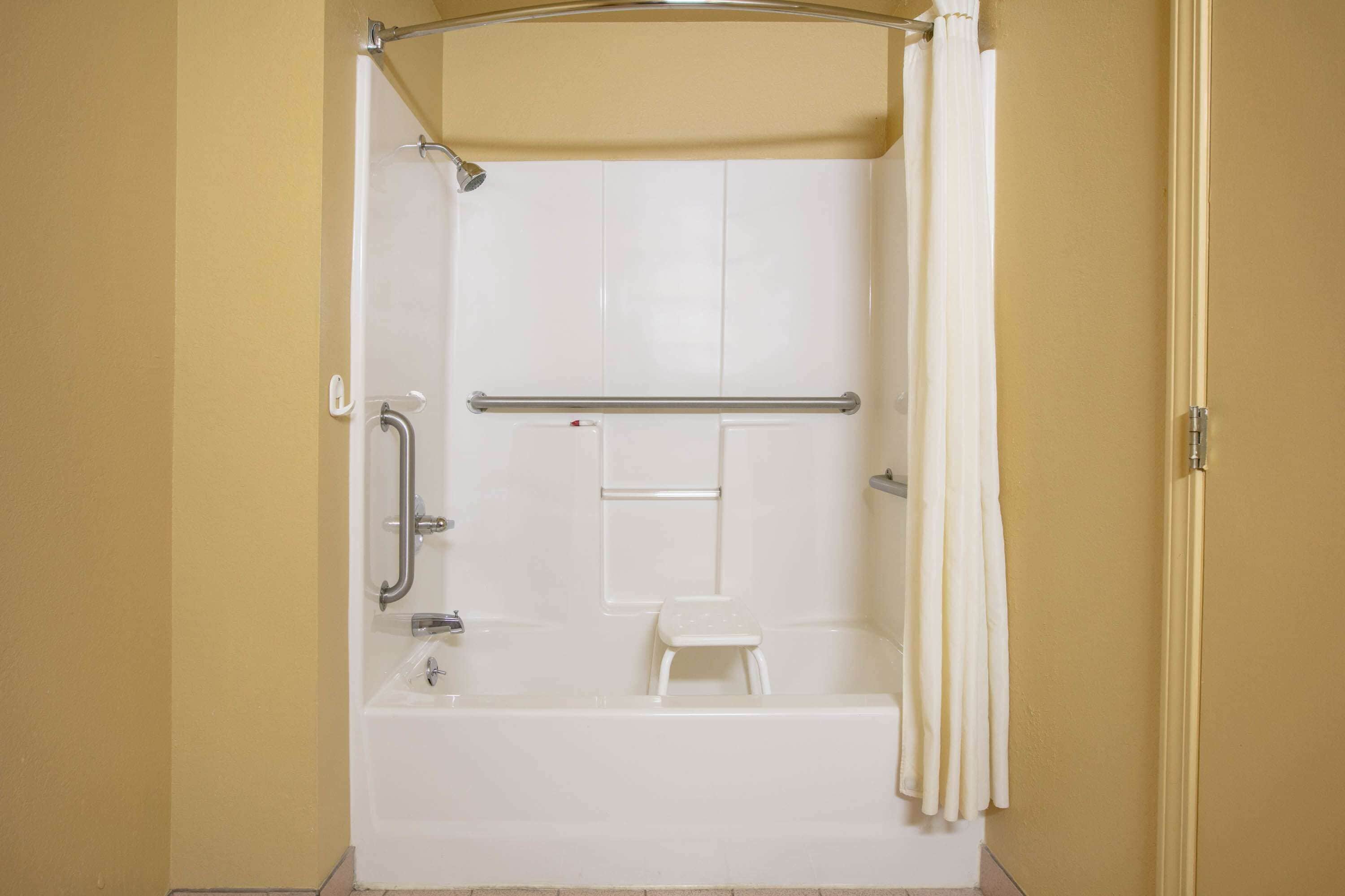 Standard Room, 1 Queen Bed, Accessible | Bathroom | Combined shower/tub, free toiletries, hair dryer, towels