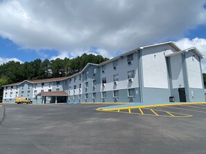 Front of property - Super 8 by Wyndham Homewood Birmingham Area (Birmingham)