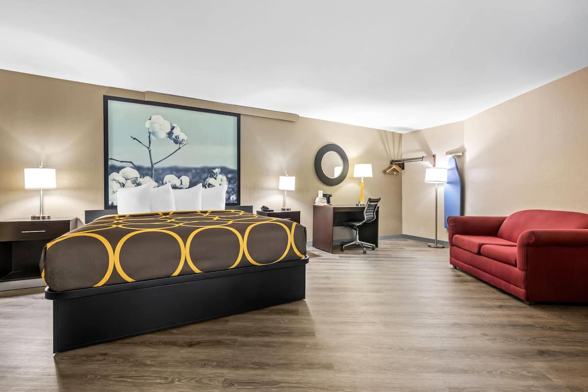 Suite estudio, 1 cama King size, para no fumadores | Escritorio, espacio para trabajar con laptop y cortinas blackout