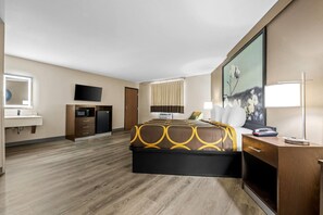 Suite Studio, 1 très grand lit, non-fumeurs | Bureau, espace de travail pour ordinateur portable, rideaux occultants