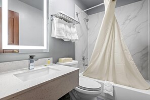 Kamar Double, 2 Tempat Tidur Double | Kamar mandi | Kombinasi shower/bathtub dan perlengkapan mandi gratis