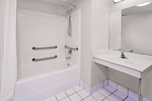 Habitación, 1 cama King size, para no fumadores (Mobility Accessible) | Baño | Amenidades de baño gratuitas, secadora de cabello, toallas