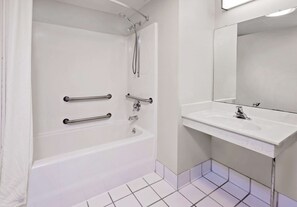 Chambre, 1 très grand lit, non-fumeur (Mobility Accessible) | Salle de bain | Articles de toilette (gratuits), séchoir à cheveux, serviettes fournies