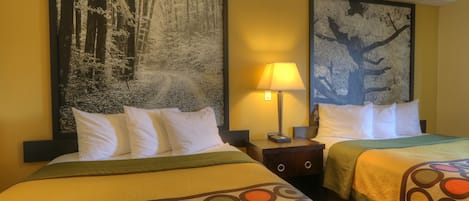 Habitación doble, 2 camas matrimoniales | Escritorio, cortinas blackout y tabla de planchar con plancha