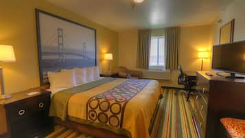 Skrivebord, blendingsgardiner og strykejern/-brett