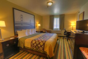 Escrivaninha, cortinas blackout, ferros/tábuas de passar roupa