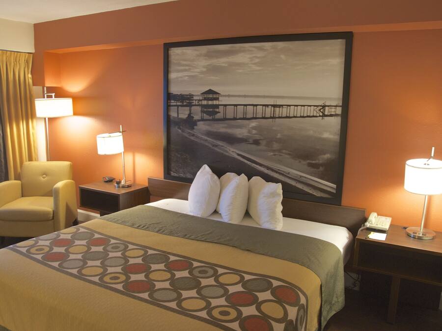 Safe på rommet, skrivebord, strykejern/-brett og barnesenger (inkludert)