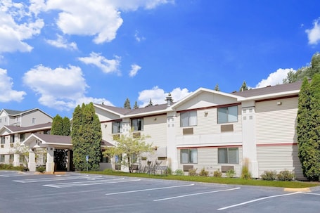 Exterior. Super 8 by Wyndham Cloquet