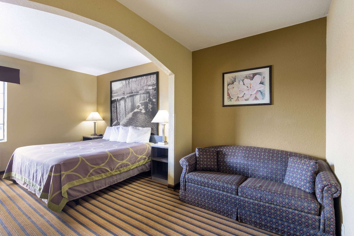 Habitación, 1 cama de matrimonio grande, accesible para personas con discapacidad (Mobility) | Escritorio, cunas gratuitas, camas supletorias y wifi gratis