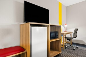 客房, 1 张特大床, 无障碍, 无烟房 (Mobility) | 办公桌、笔记本电脑工作区、熨斗/熨衣板、免费上网