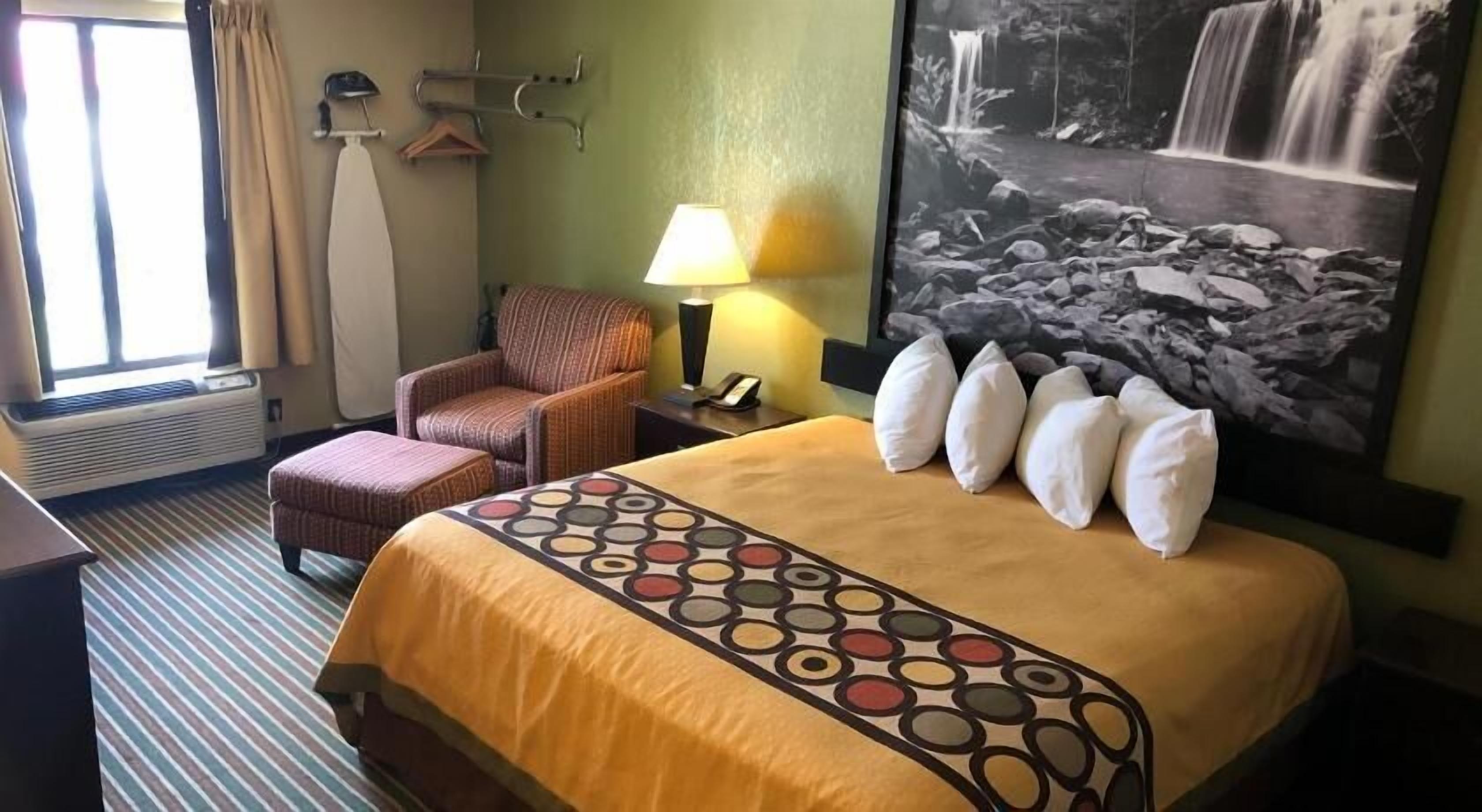 Desk, laptop workspace, iron/ironing board, free internet