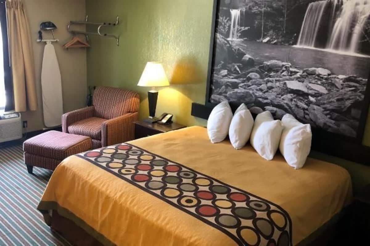Desk, laptop workspace, iron/ironing board, free internet