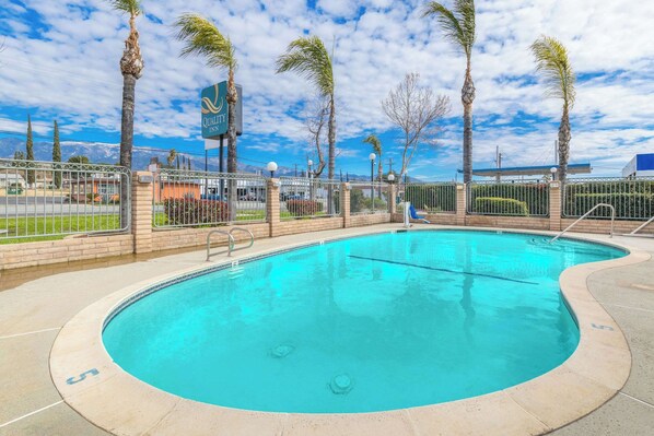 حمّام سباحة خارجي