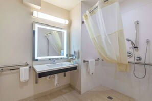 غرفة - سريران كبيران - تجهيزات لذوي الاحتياجات الخاصة - لغير المدخنين (First Floor) | مكتب وستائر تعتيم ومكواة/لوح كي وواي فاي مجانًا