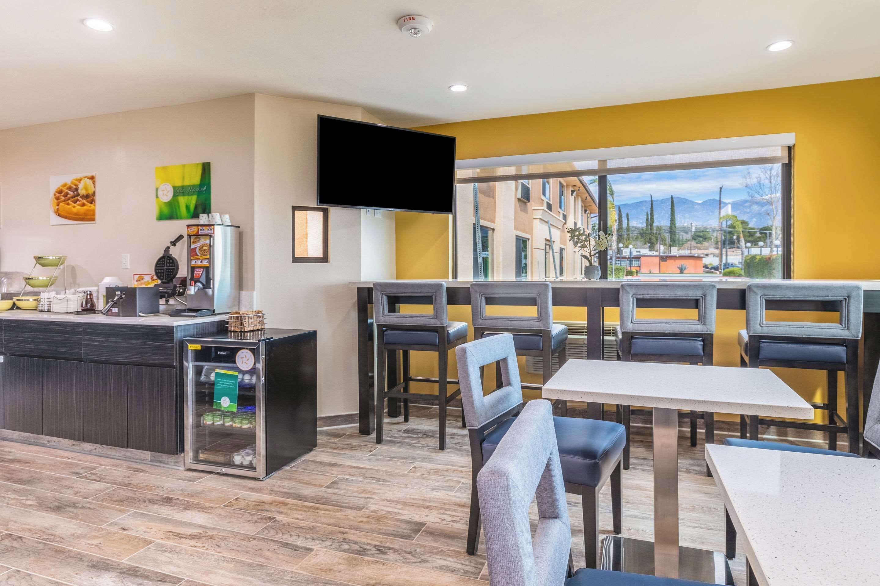 Free daily continental breakfast