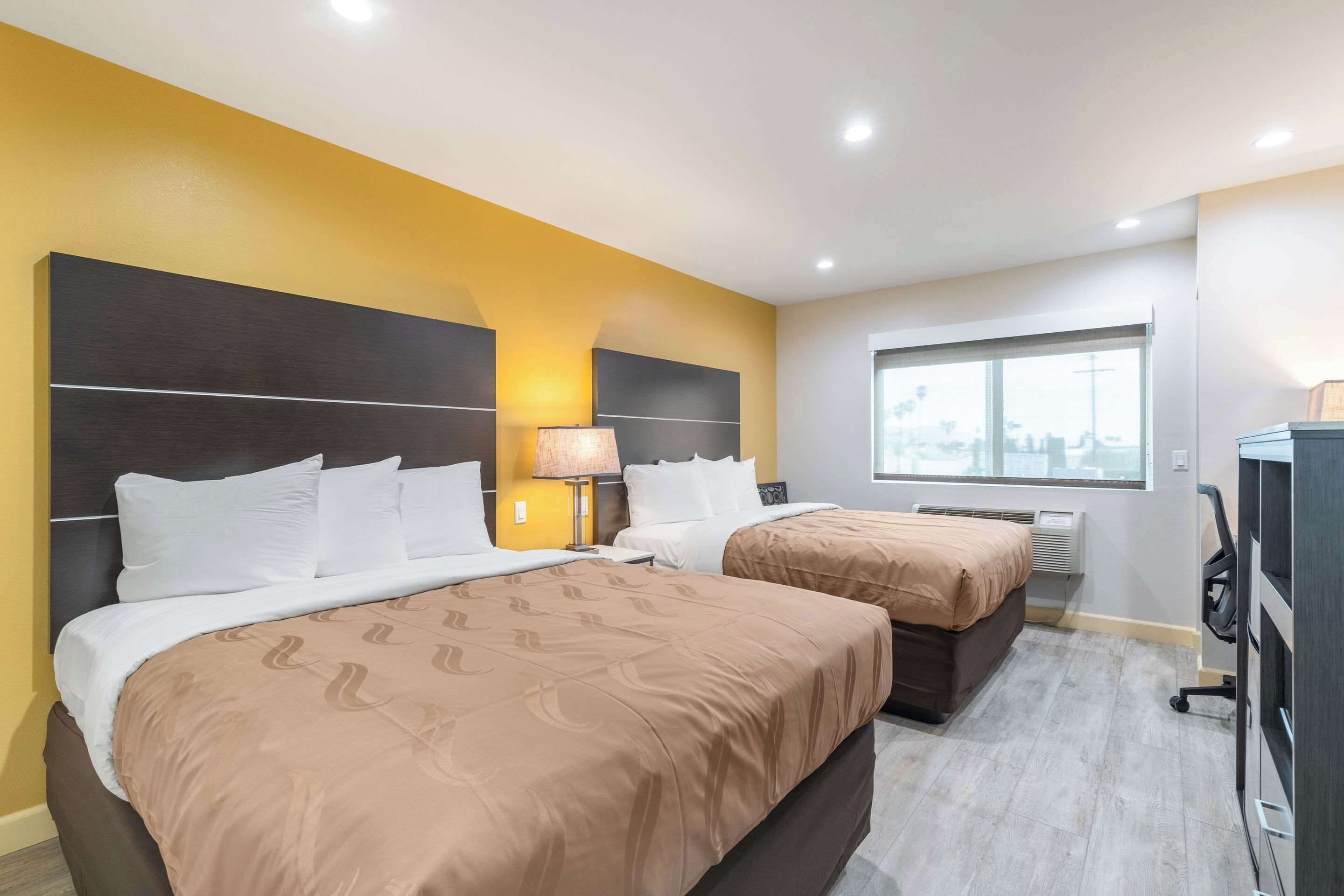 Kamar, 2 Tempat Tidur Queen, akses difabel, Bebas Asap Rokok (Near Lobby) | Meja kerja, tirai kedap cahaya, setrika/meja setrika, dan Wi-Fi gratis