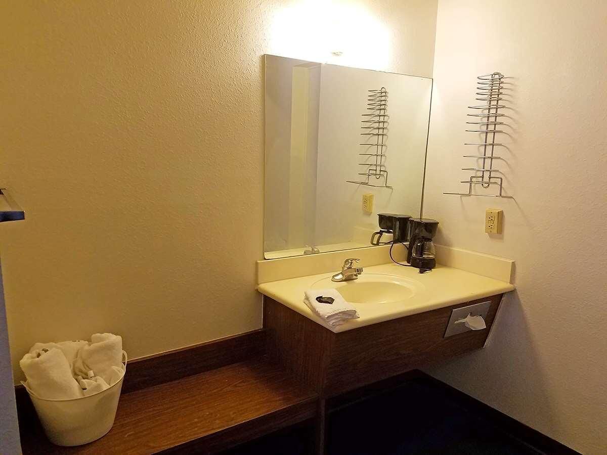 Bathroom | Free toiletries, towels