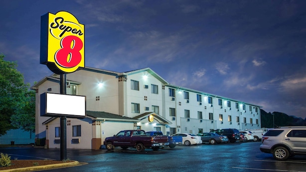 Un motel Super 8 con un estacionamiento y un letrero grande.