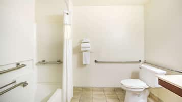 Zimmer, 1 Queen-Bett, barrierefrei, Nichtraucher (Tub with Grab Bars) | Badezimmer | Duschwanne, kostenlose Toilettenartikel, Haartrockner, Handtücher