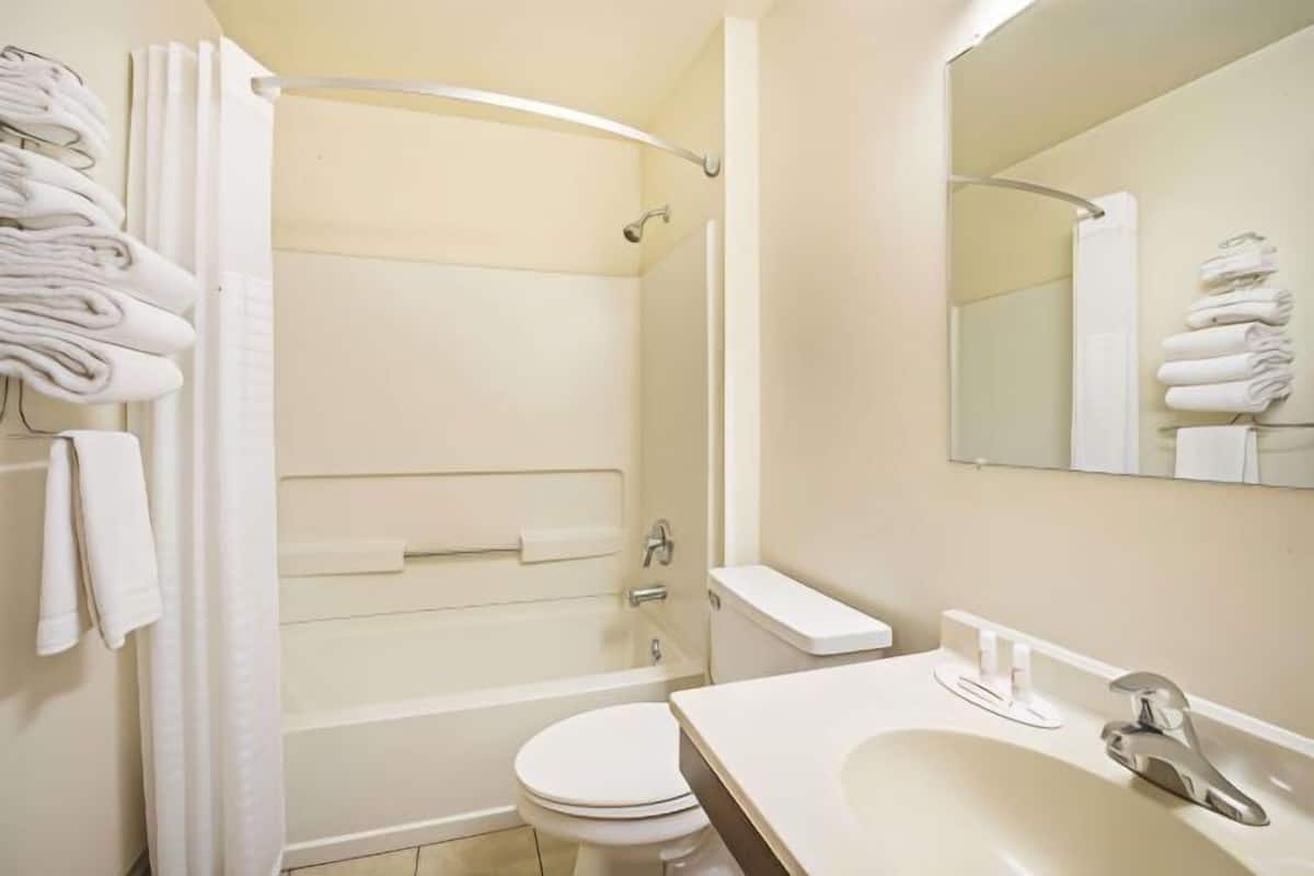 Badkamer | Een bad/douchecombinatie, gratis toiletartikelen, een haardroger