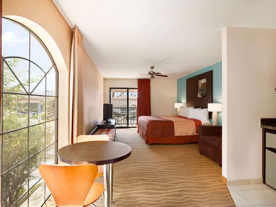 Studio Suite, 1 King Bed, Non Smoking (Upper Floor) | In-room safe, soundproofing, free WiFi, bed sheets