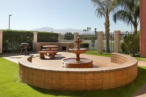 BBQ/picnic area - Super 8 by Wyndham Indio (Indio)