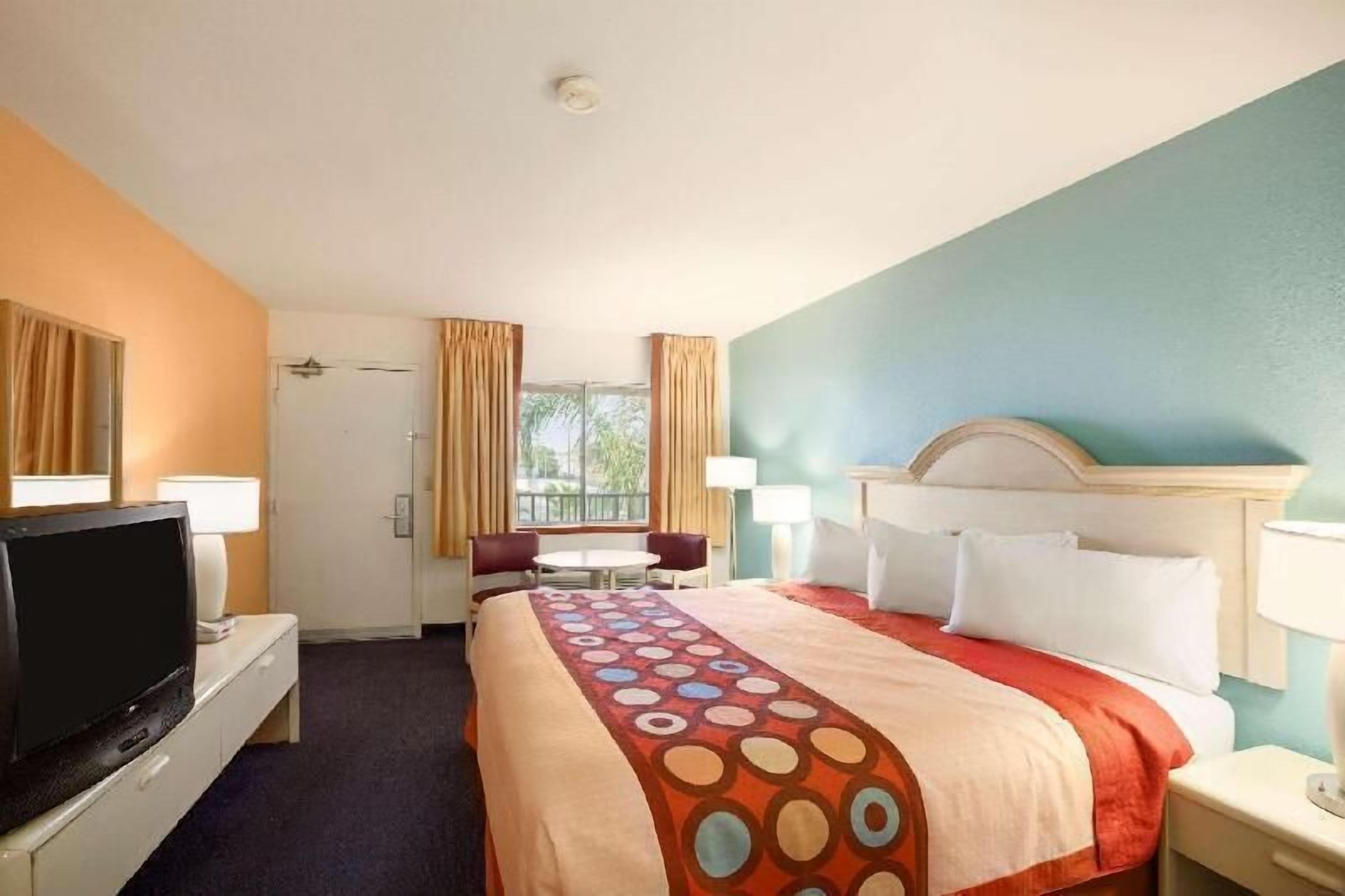 In-room safe, soundproofing, free WiFi, bed sheets