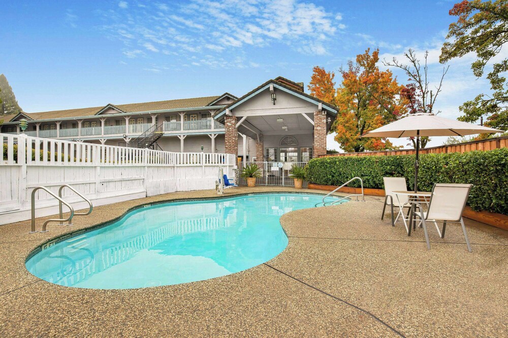 Super 8 by Wyndham Auburn image