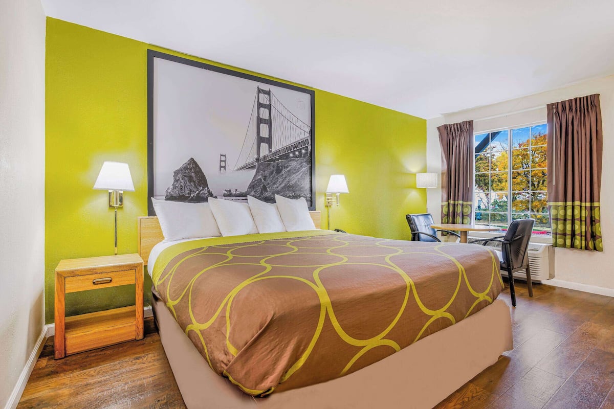 Laptop workspace, free cribs/infant beds, free WiFi, bed sheets
