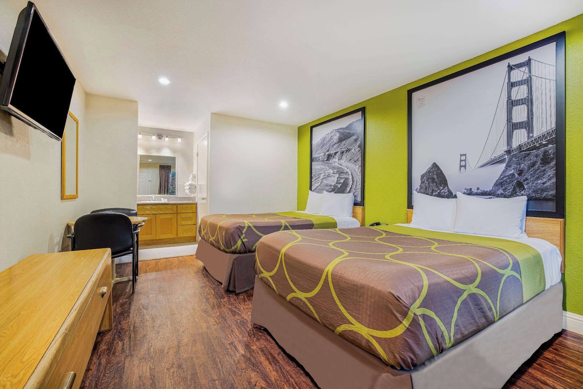Laptop workspace, free cribs/infant beds, free WiFi, bed sheets