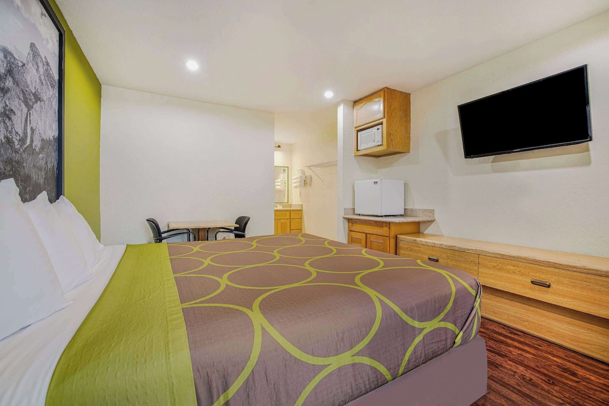Studio Suite, 1 King Bed, Non Smoking | Laptop workspace, free cribs/infant beds, free WiFi, bed sheets