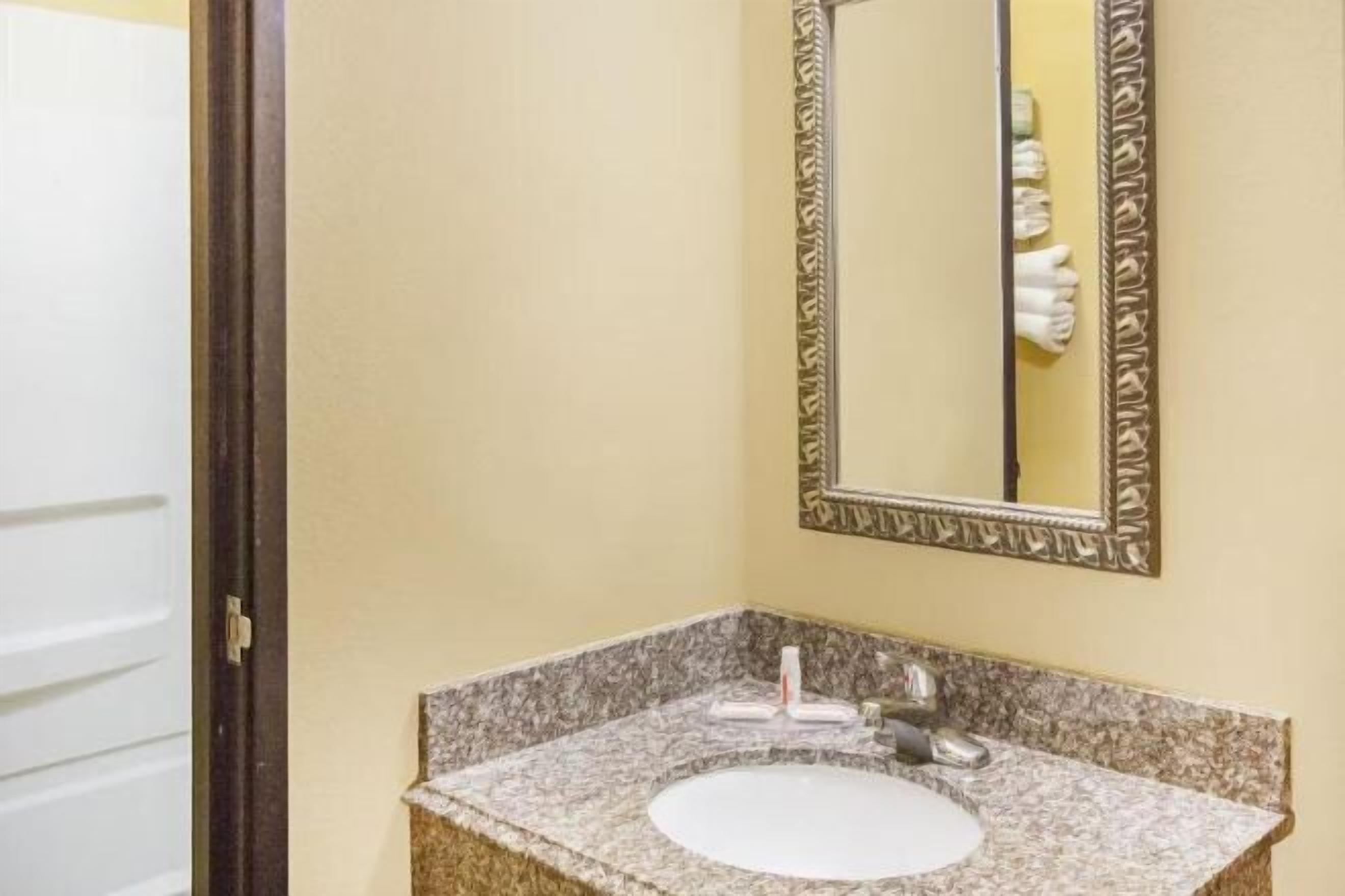 Bathroom | Combined shower/tub, hair dryer, towels, soap