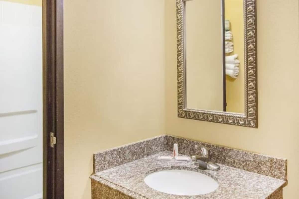 Bathroom | Combined shower/tub, hair dryer, towels, soap