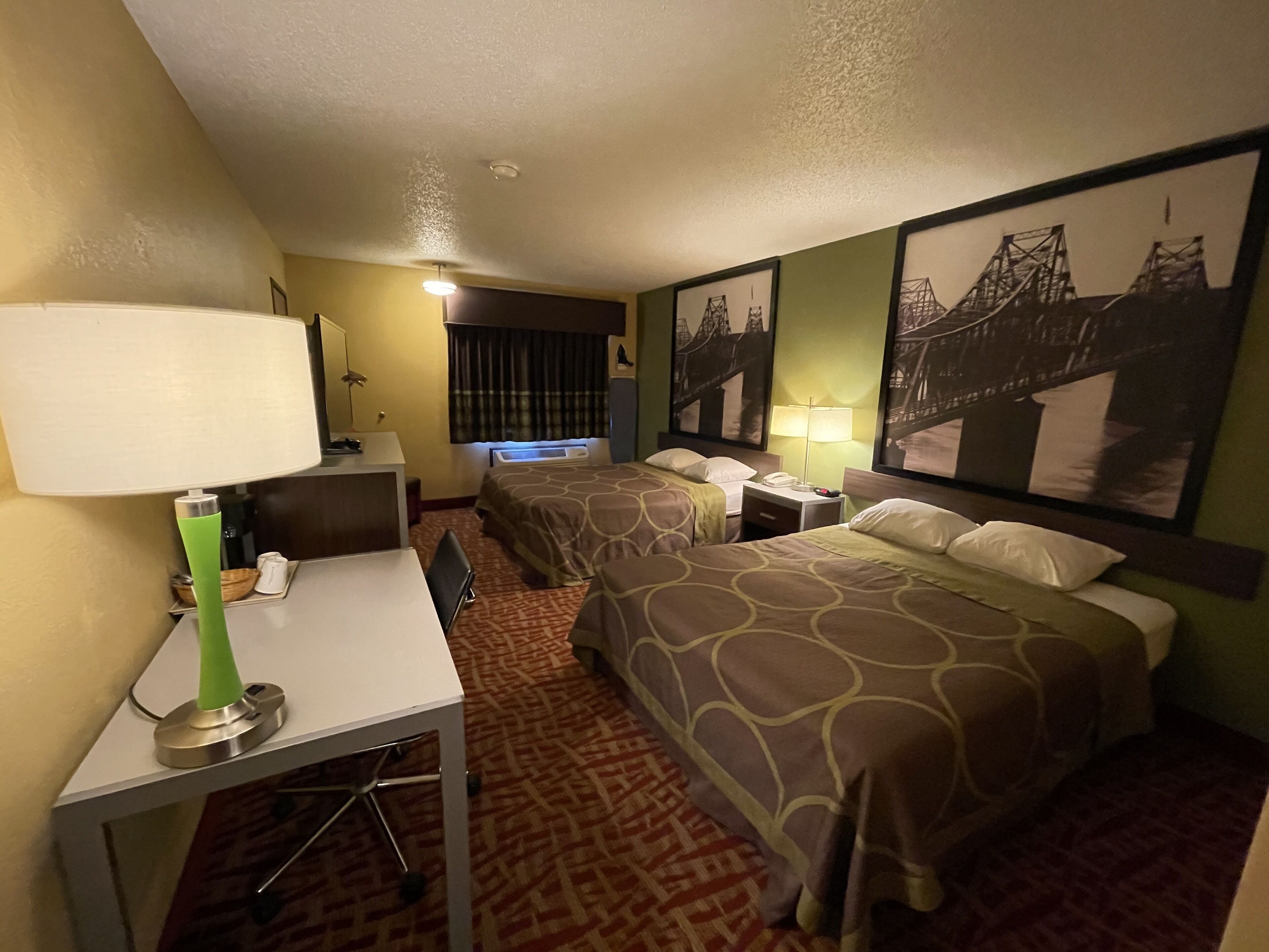 Escritorio y espacio para trabajar con laptop 