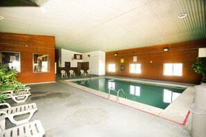 Indoor pool, sun loungers