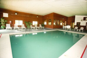 Innenpool, geöffnet von 10:00 Uhr bis 22:00 Uhr, Liegestühle
