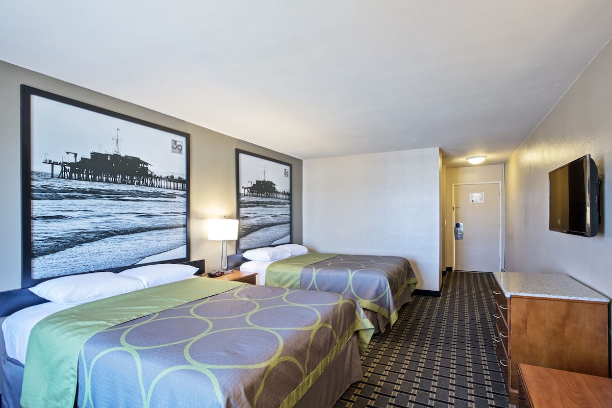 Escritorio, camas supletorias, wifi gratis y ropa de cama