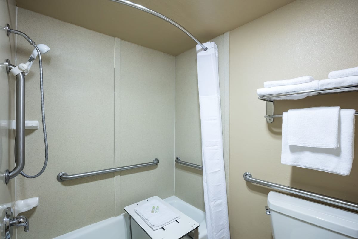 Habitación estándar, 2 camas de matrimonio, accesible para personas con discapacidad, no fumadores | Baño | Secador de pelo y toallas