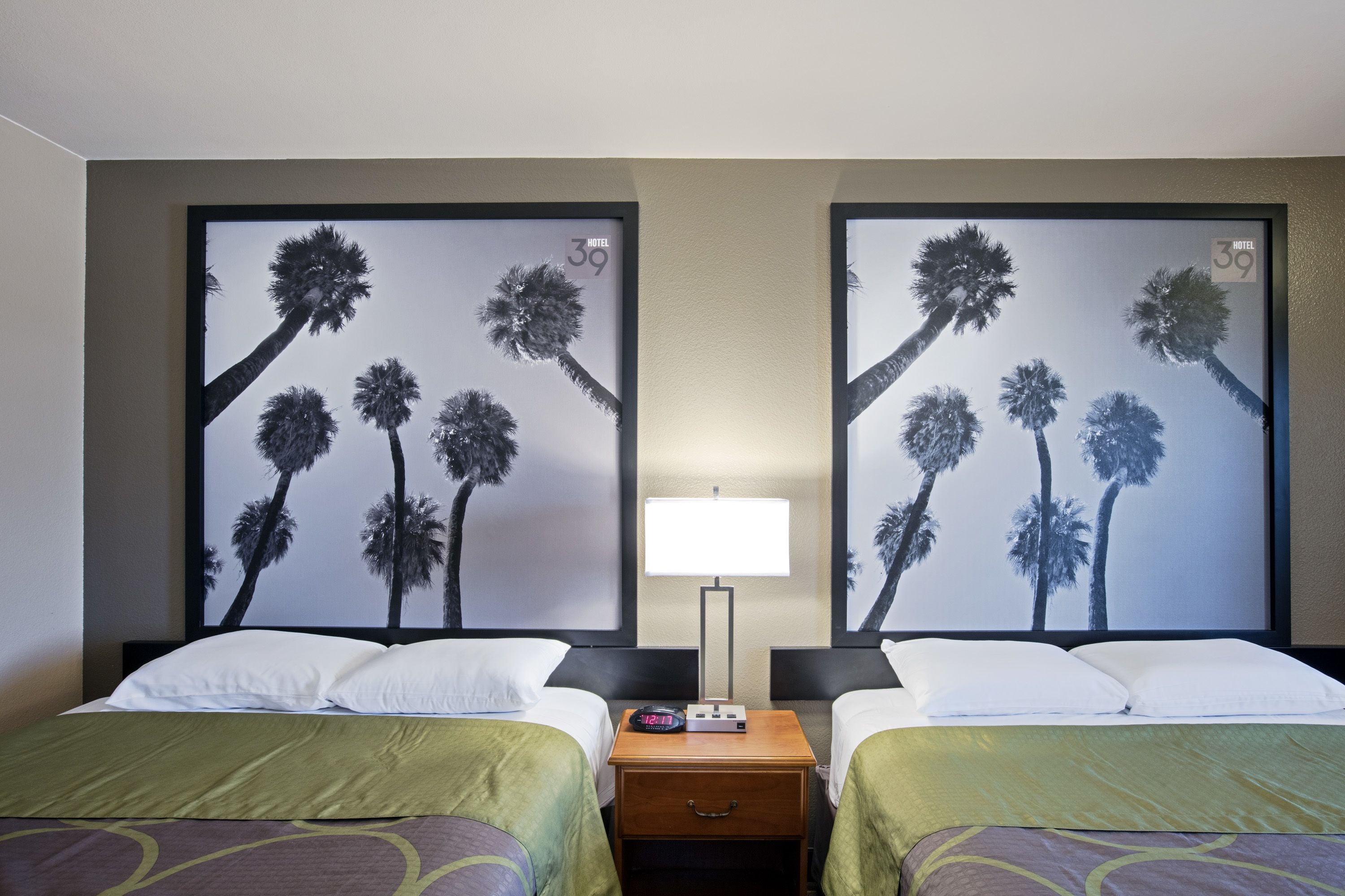 办公桌、折叠床/加床（额外收费）、免费 WiFi、床单