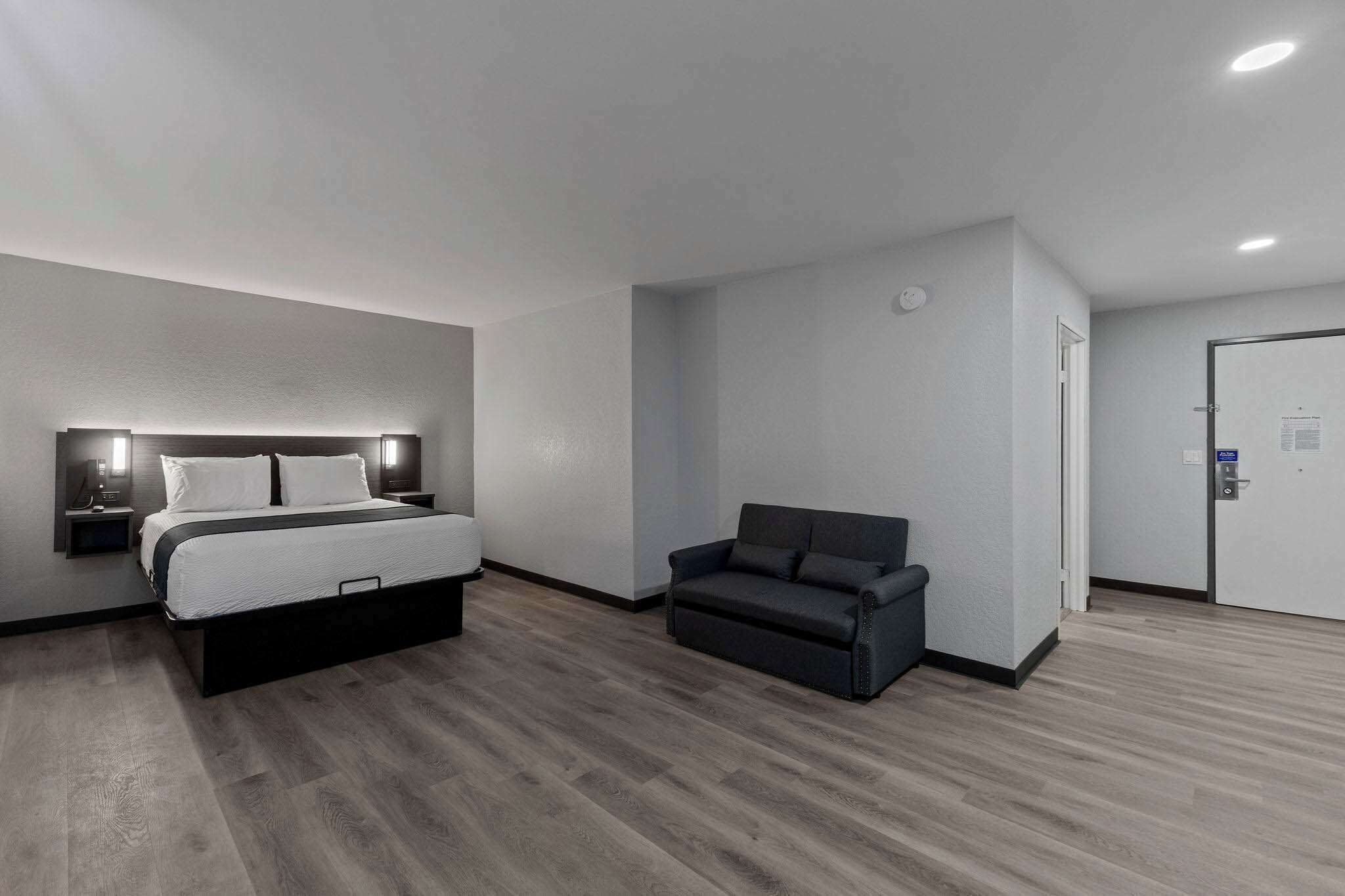 Desk, laptop workspace, free WiFi, bed sheets