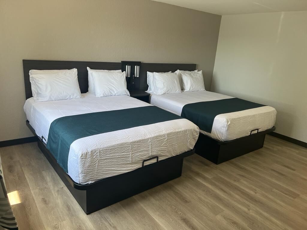 Een bureau, een laptopwerkplek, gratis wifi, beddengoed