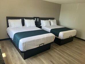 Desk, laptop workspace, free WiFi, bed sheets - Motel 6 Brighton CO Denver Northeast (Brighton)