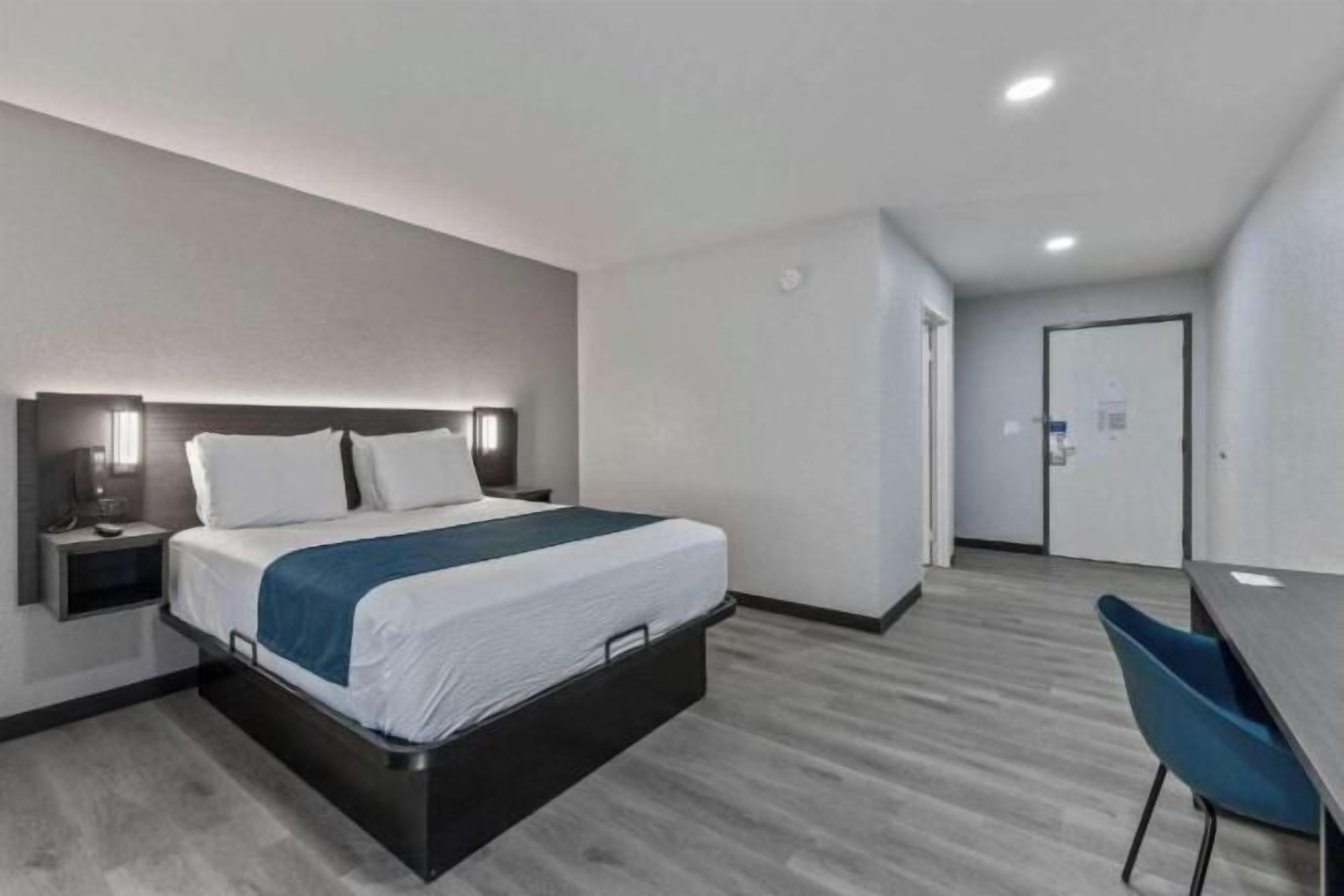 デスク、ノートパソコン用作業スペース、WiFi (無料)、ベッドシーツ