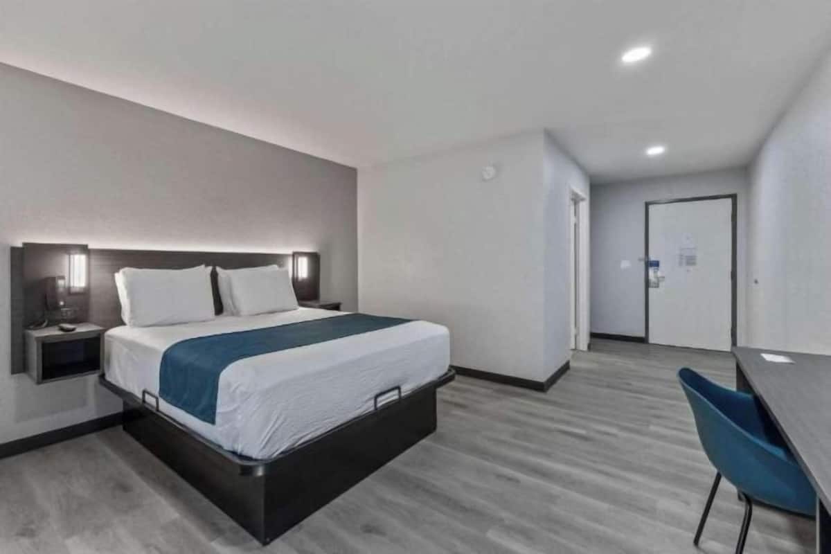 Desk, laptop workspace, WiFi (free), alarm clocks